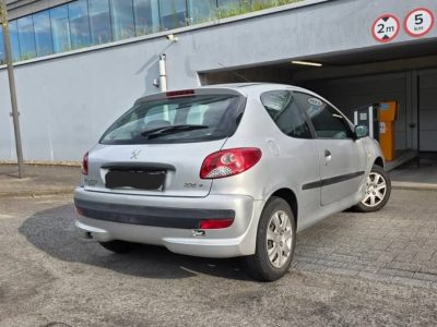 Peugeot 206+ grise vue de trois quarts arrière