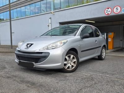 Peugeot 206+ grise vue de trois quarts avant