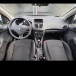 Habitacle et volant de la Peugeot 206+