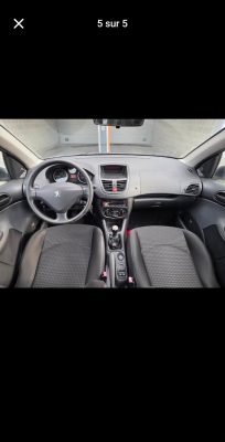 Habitacle et volant de la Peugeot 206+