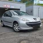 Peugeot 206+ grise vue de face trois quarts