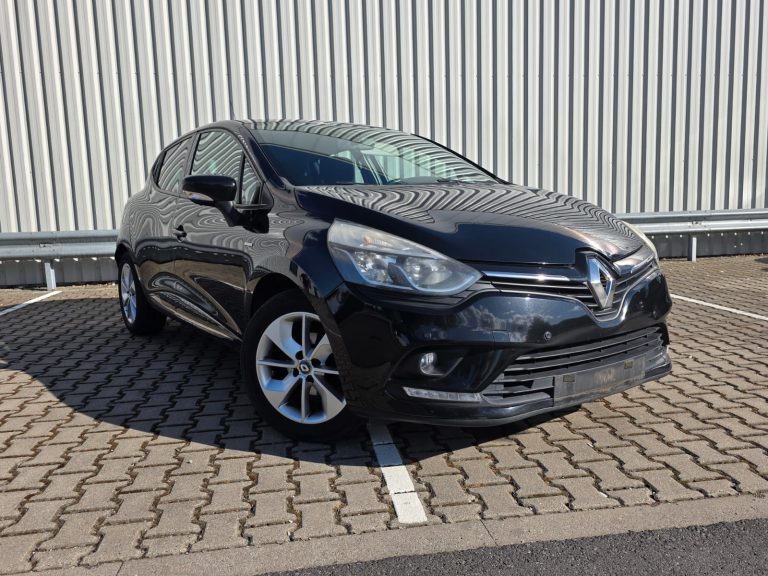 Renault Clio 4 noire vue de trois quarts avant