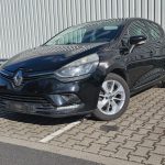 Renault Clio 4 noire vue de face trois quarts sur un parking