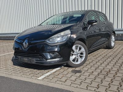 Renault Clio 4 noire vue de face trois quarts sur un parking