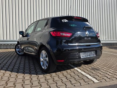 Face arrière de la Renault Clio 4 noire