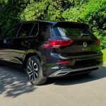 Volkswagen Golf noire vue de trois quarts arrière