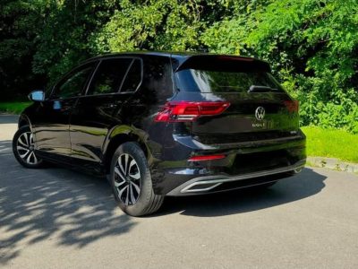 Volkswagen Golf noire vue de trois quarts arrière