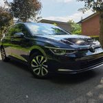 Volkswagen Golf noire vue de trois quarts avant