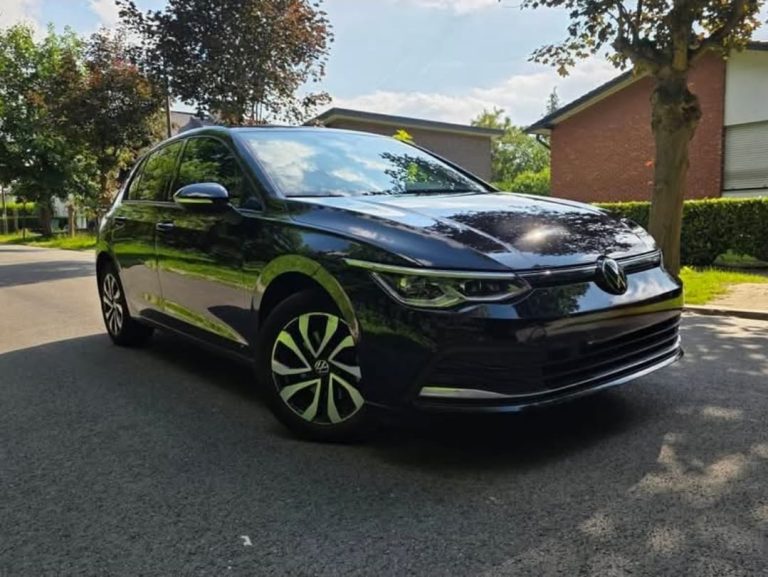 Volkswagen Golf noire vue de trois quarts avant