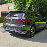 Face arrière de la Volkswagen Golf noire avec hayon et feux à LED