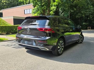 Face arrière de la Volkswagen Golf noire avec hayon et feux à LED