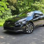 Volkswagen Golf noire vue de face trois quarts en extérieur
