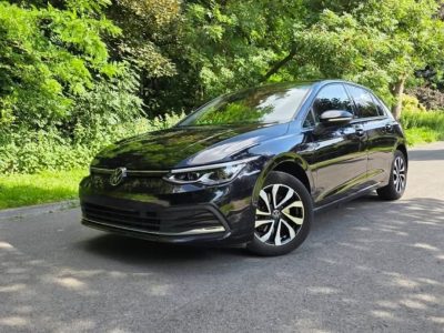 Volkswagen Golf noire vue de face trois quarts en extérieur