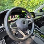 Volant multifonction et cockpit numérique de la Volkswagen Golf