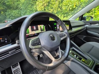 Volant multifonction et cockpit numérique de la Volkswagen Golf
