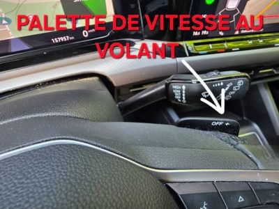 Palettes de changement de vitesse derrière le volant de la Volkswagen Golf