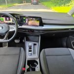 Habitacle complet de la Volkswagen Golf vu depuis la place passager