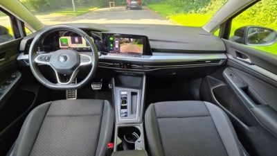 Habitacle complet de la Volkswagen Golf vu depuis la place passager