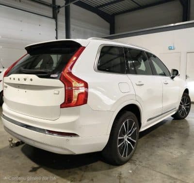 Volvo XC90 T8 blanc de 2021 vu de trois quarts arrière