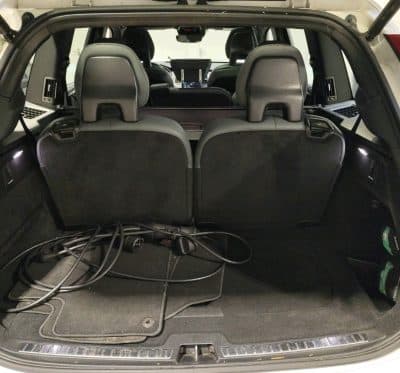 Coffre ouvert du Volvo XC90 avec les sièges arrière rabattus