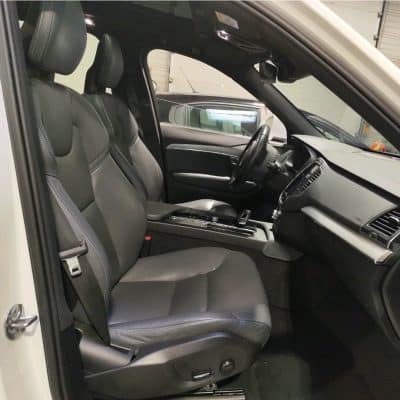 Sièges avant en cuir noir du Volvo XC90, côté conducteur